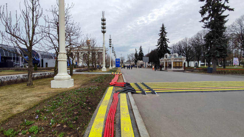 Главная аллея ВДНХ с линиями временной прокладки коммуникаций