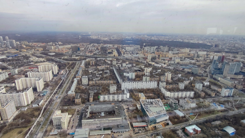 Обзорный вид жилых кварталов Москвы со смотровой площадки Останкинской башни