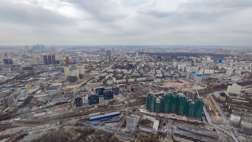 Расширенный панорамный вид на Москву с высоты Останкинской башни