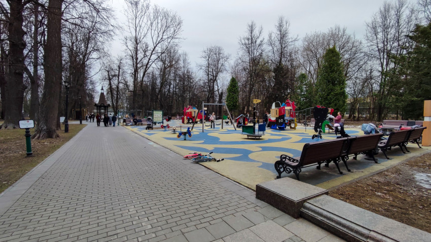 Детская площадка в городском парке Москвы