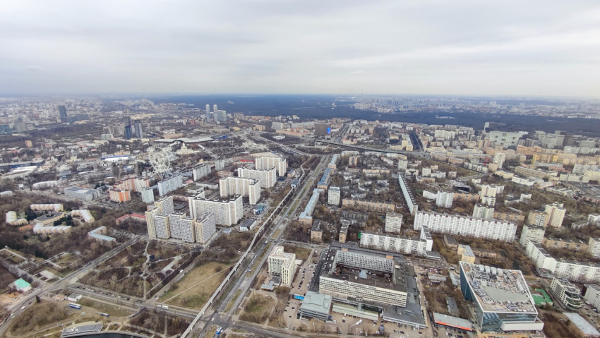 Вид на жилые кварталы Москвы и Останкинский район с высоты Останкинской башни