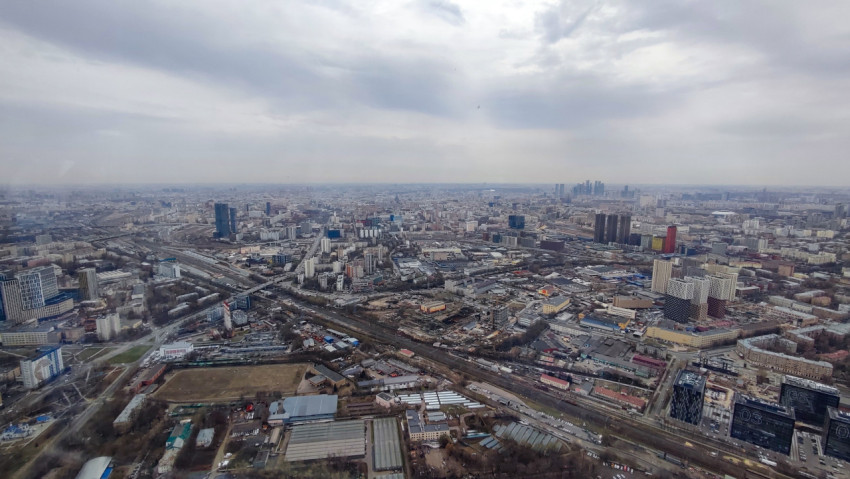 Панорама центральных районов Москвы с многоуровневой транспортной сетью