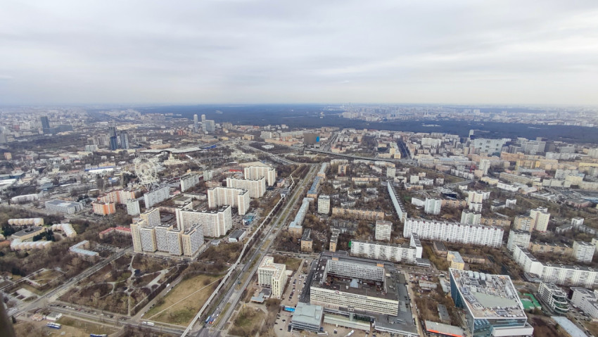 Панорама центральных районов Москвы с высотной застройкой, снятая с Останкинской башни