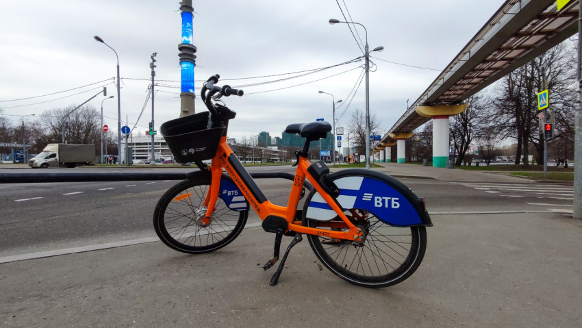 Прокатный электровелосипед на фоне телебашни в Москве