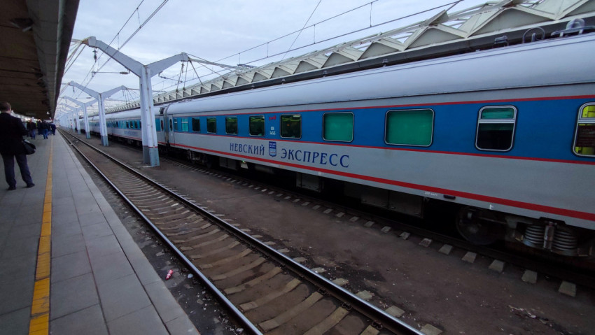Скоростной поезд «Невский экспресс» у железнодорожной платформы