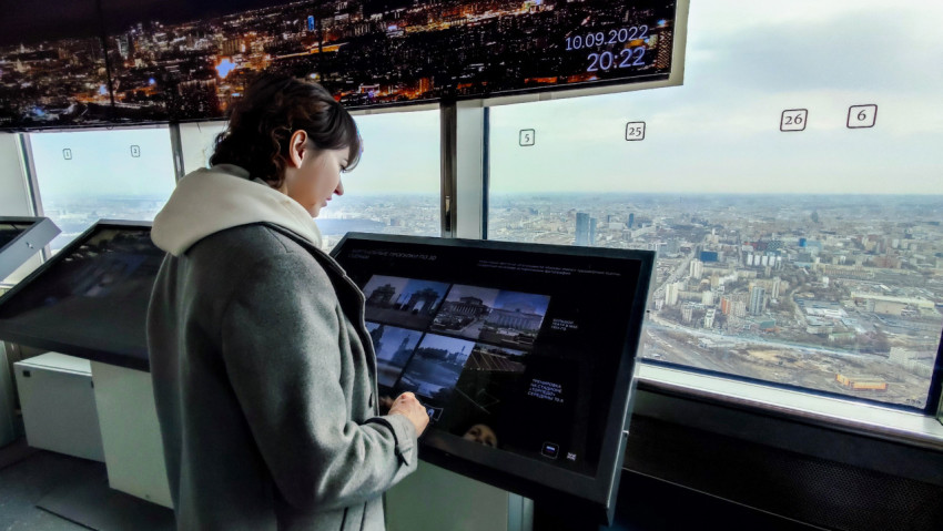 Посетитель интерактивной панели на смотровой площадке Останкинской башни