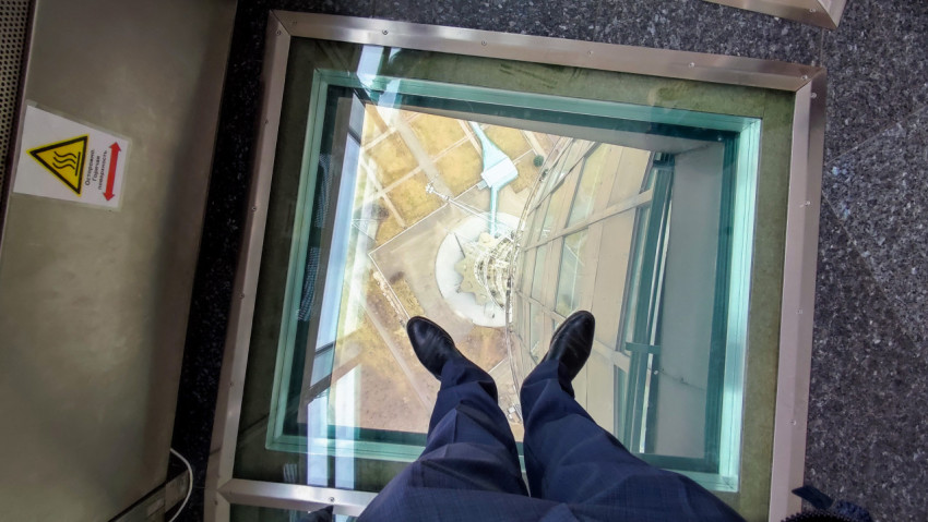 Вид вниз через стеклянный пол смотровой площадки Останкинской башни