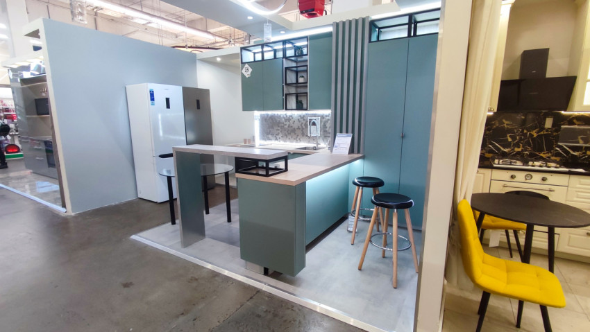 Современная кухня-выставка с барной стойкой и встроенной техникой