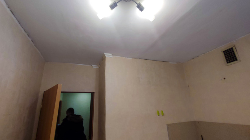 Интерьер комнаты с частично отделанным потолком