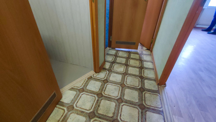 Коридор квартиры с линолеумом и открытыми дверьми