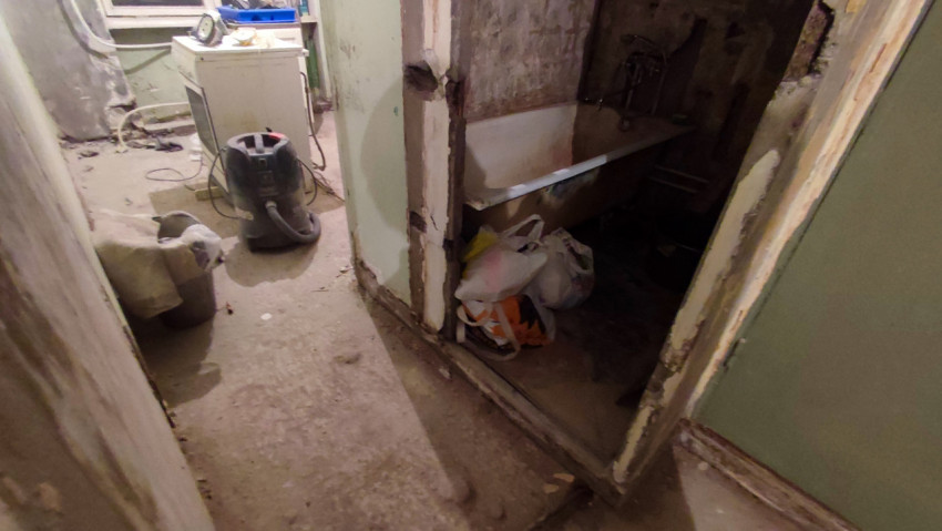 Процесс ремонта ванной комнаты с разобранными стенами