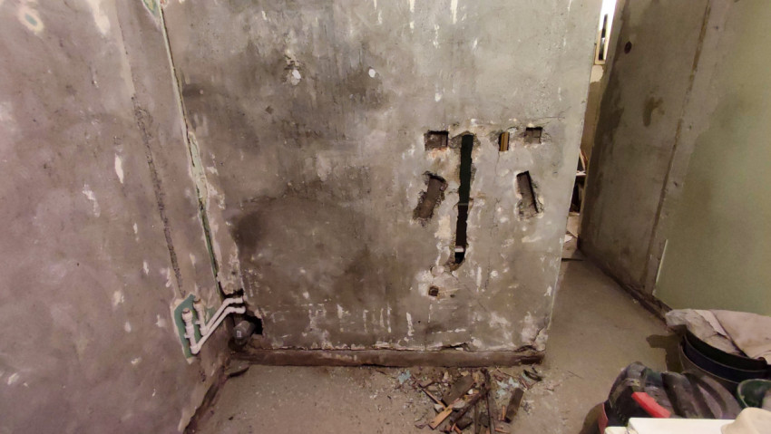 Неоштукатуренная стена с инженерными штробами