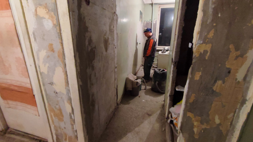 Узкий коридор старой квартиры во время демонтажа