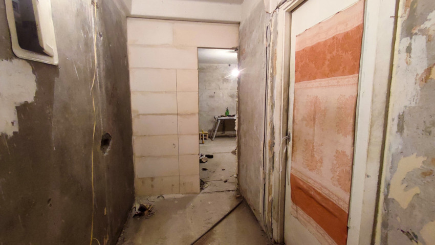 Коридор с разобранной дверной зоной и незавершённой отделкой