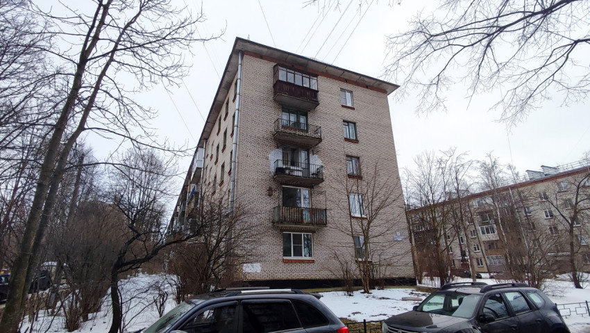 Торцевая часть кирпичной пятиэтажки с балконами