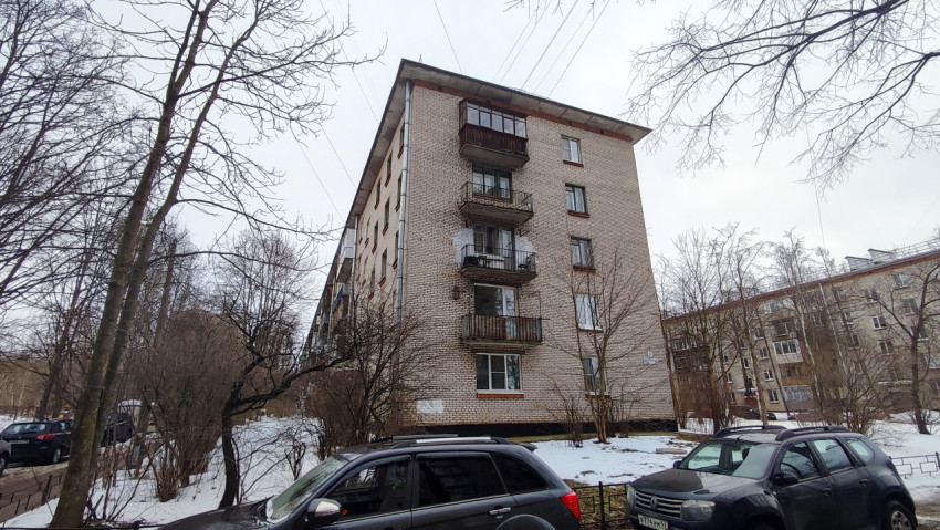 Пятиэтажный жилой дом с парковкой у фасада