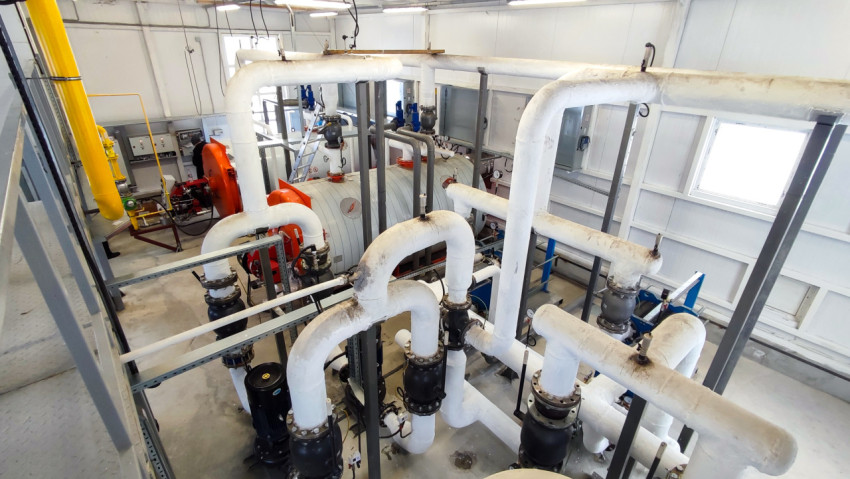 Общий вид котельного зала с трубопроводами и котлами