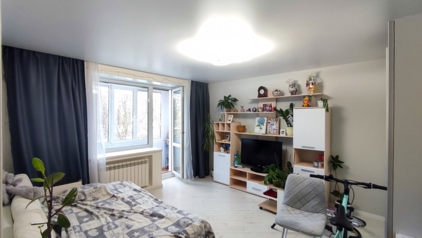 Интерьер жилой комнаты с выходом на лоджию