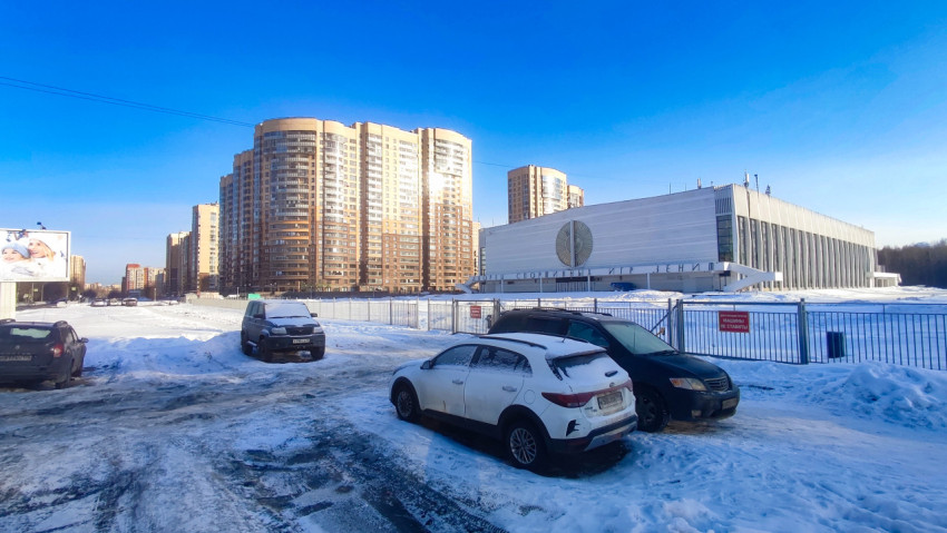 Вид на спорткомплекс и жилые дома зимой