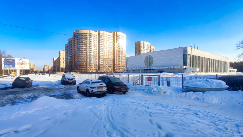 Спортивный комплекс и жилая застройка в зимнем городе