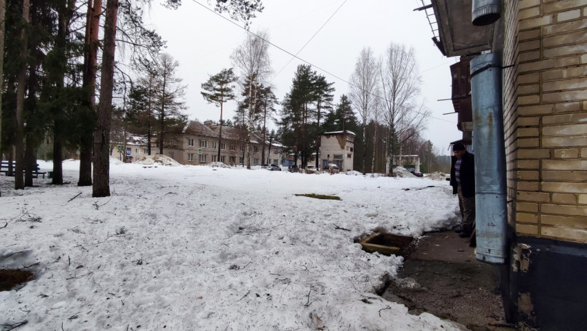 Дворовая территория с жилыми домами зимой