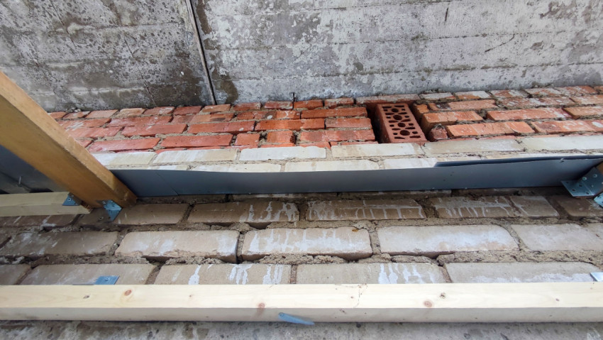 Кирпичная кладка и металлический лоток под бетонным перекрытием