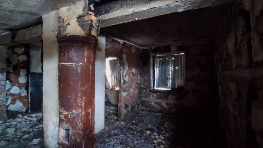 Комната с остатками старой отопительной конструкции