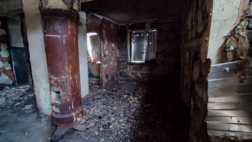 Ветхое помещение с металлической печью-стояком