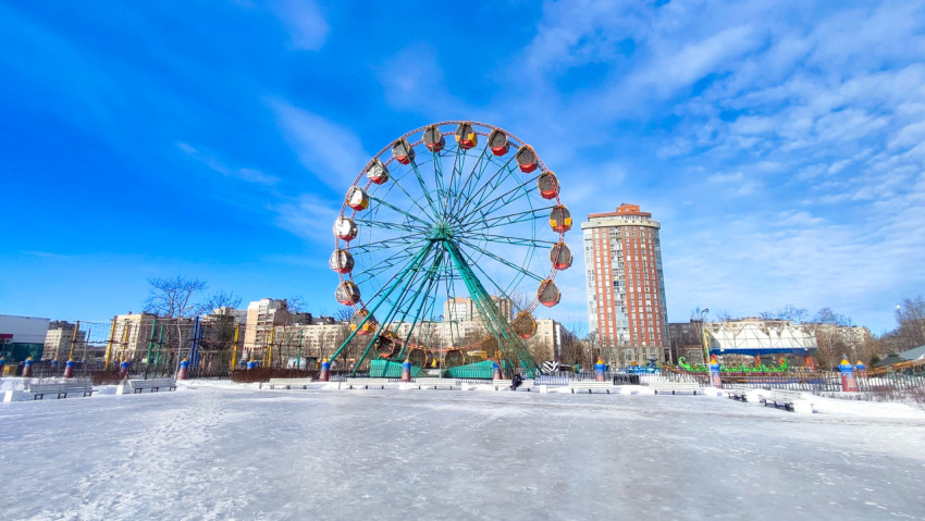 Зимний городской парк с колесом обозрения