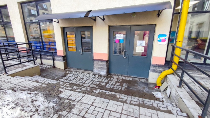 Входная группа коммерческого помещения с пандусом