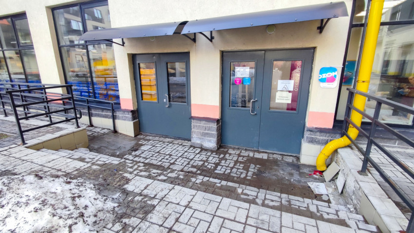 Вход в коммерческое помещение с пандусом и инженерными коммуникациями