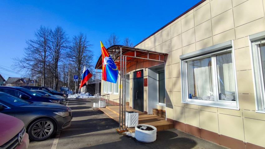 Здание администрации Куйвози с флагами у входа