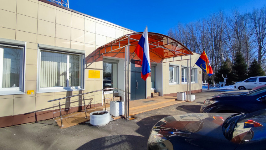 Административное здание и парковка перед входом