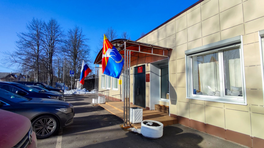 Административное здание поселка Куйвози с флагами у входа