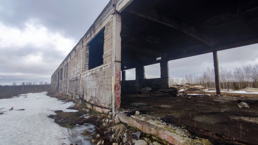 Разрушенное производственное строение из бетона и кирпича