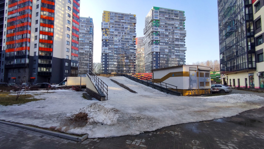 Пандус и дворовая инфраструктура в жилом комплексе