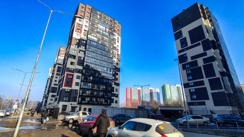 Современные жилые высотки и пешеходная зона
