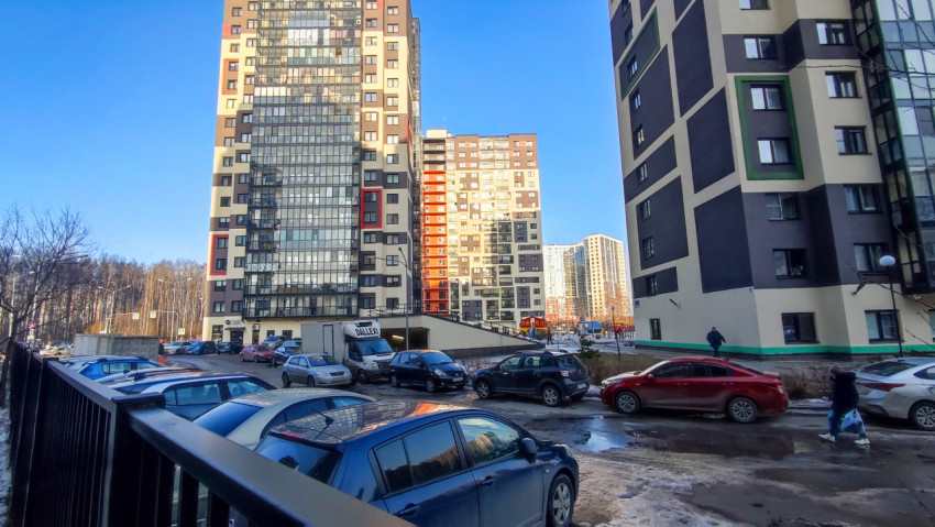 Современные жилые высотки и придомовая парковка