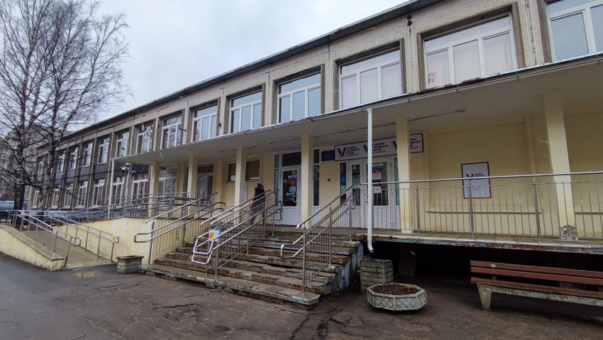 Здание избирательного участка с пандусом и лестницей