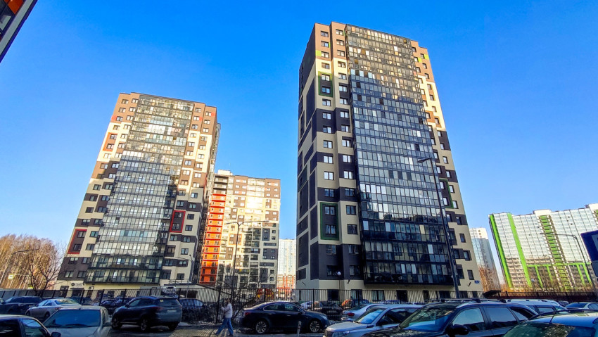 Дворовая панорама жилого комплекса с парковкой