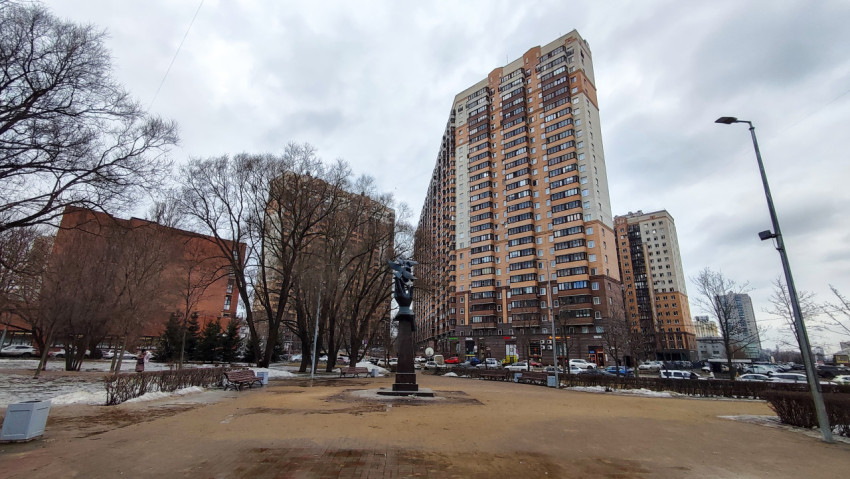 Памятник Учителю на пересечении улиц Учительской и Ушинского в Санкт-Петербурге