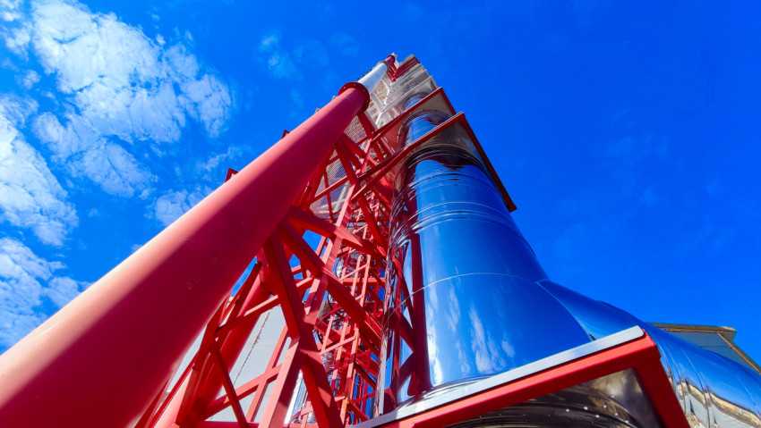 Нижний ракурс дымовой трубы с металлическими кожухами