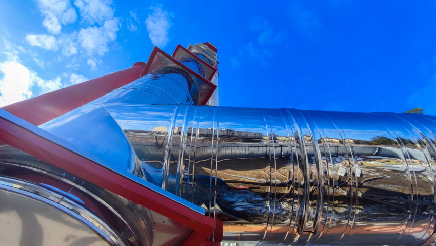 Отражающая поверхность трубы и конструкция дымохода