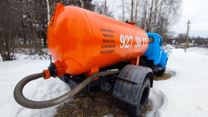 Вакуумный грузовик ЗИЛ крупным планом на фоне зимнего леса