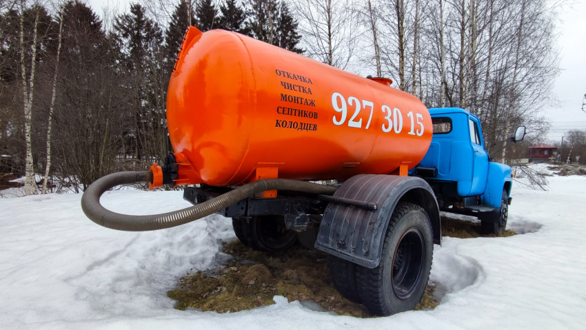 Коммунальный грузовик с оранжевой цистерной и номером телефона