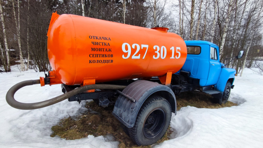 Грузовик ЗИЛ с оранжевой цистерной на зимней площадке