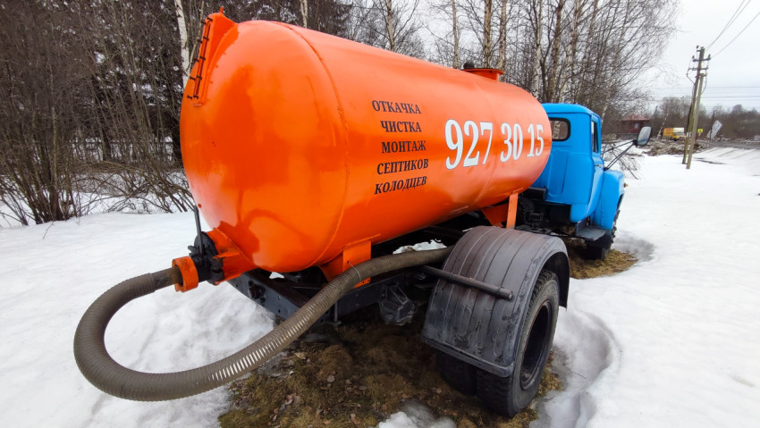 Вакуумная ассенизаторская машина на зимней стоянке