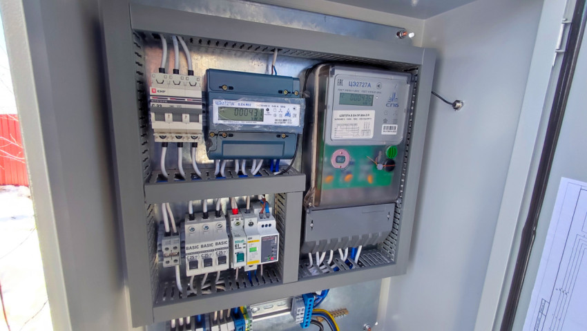 Монтажный щит с автоматами и двумя счетчиками