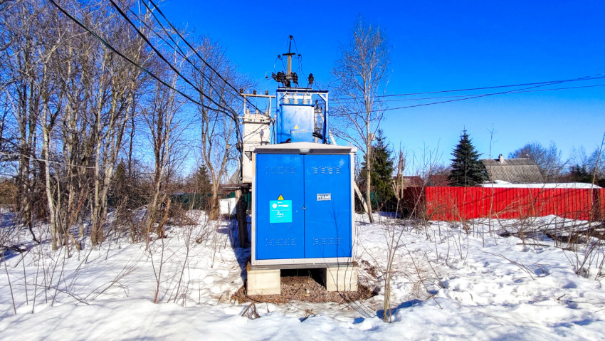 Уличный трансформаторный пункт в зимних условиях