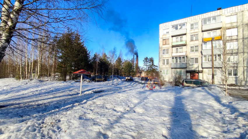 Зимний двор с детской площадкой и многоэтажным домом